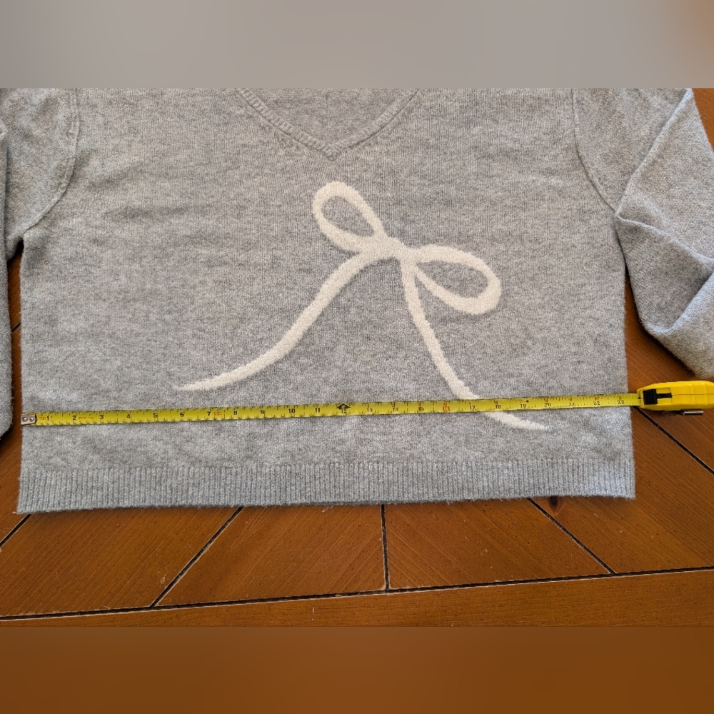 American Eagle Outfitters Light Gray V-Neck Sweater with Cream Bow - Picture 5 of 6